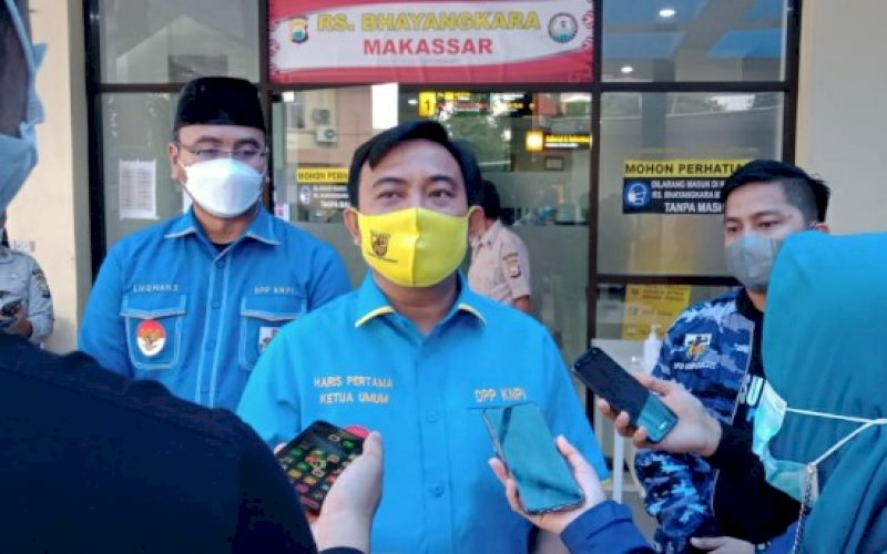 BERI KETERANGAN. Ketua Umum DPP KNPI, Haris Pertama, memberikan keterangan kepada media usai mengunjungi korban bom di Gereja Katedral Makassar di RS Bhayangkara Makassar, Jumat (2/4/2021). foto: knpi sulsel