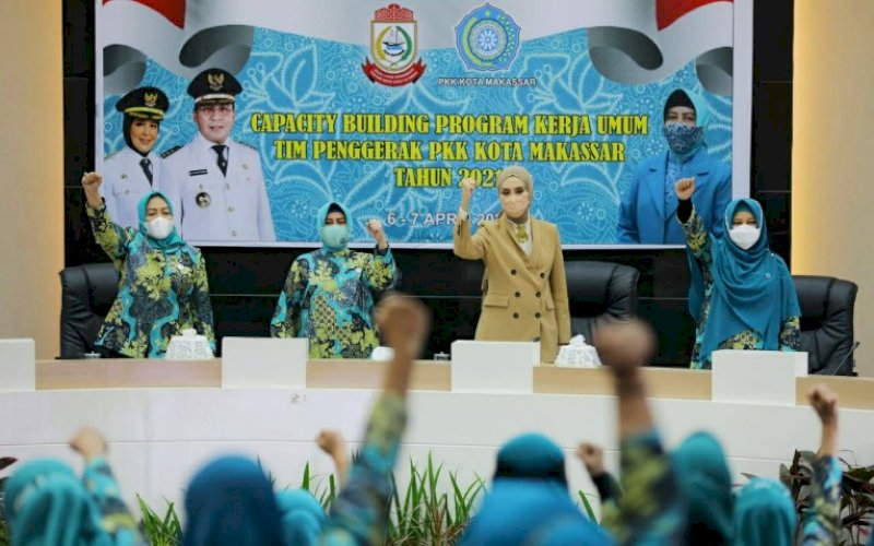BERBAGI PENGALAMAN. Okky Asokawati (kedua kanan) didampingi Ketua TP PKK Kota Makassar Indira Jusuf Ismail saat menjadi narasumber Capacity Building PKK Makassar, Rabu (7/4/2021). foto: humas pemkot makassar