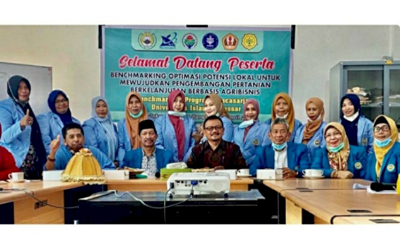 PELEPASAN. Kepala LLDikti Wilayah IX Sulawesi dan Gorontalo, Prof DR Jasruddin MSi, melepas rombongan benchmarking Pascasarjana UIM di Aula Pascasarjana UIM, Minggu (4/4/2021). foto: humas uim