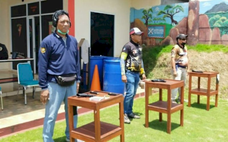 DIKSAR. Wakil Rektor I UIM, Prof Dr M Arfin Hamid SH MH (kiri), mengikuti Penataran dan Sertifikasi Tembak Reaksi (Diksar) Angkatan IX-X yang digelar Pengprov Perbakin Sulsel, 1-4 April 2021. foto: istimewa