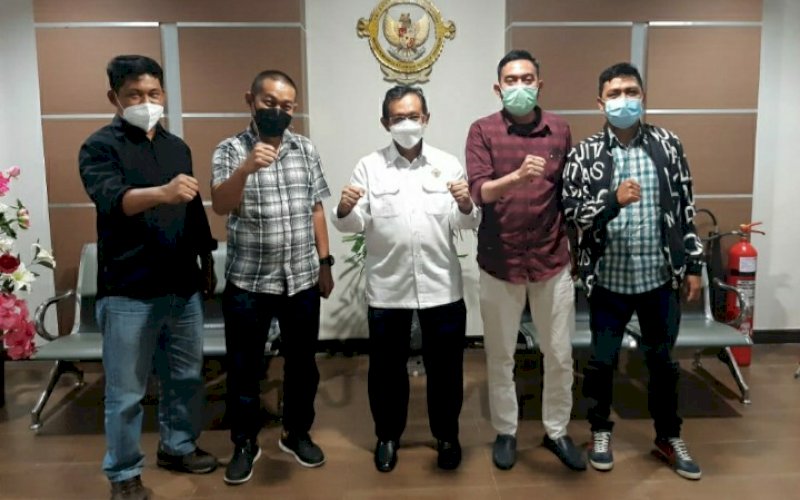 SILATURAHMI. Kepala BPK Perwakilan Sulsel Wahyu Priyono menerima Ketua SMSI Sulsel Rasid Alfarizi beserta pengurus harian yang berlangsung di Kantor BPK Sulsel, Jl AP Pettarani, Kota Makassar, Rabu (7/4/2021). foto: smsi sulsel
