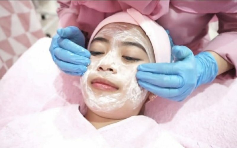 FACIAL. Seorang pelanggan sedang treatmen facial di Tanira Aesthetic Clinic. foto: istimewa