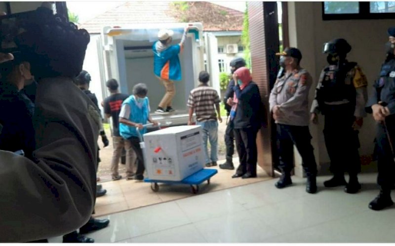 VAKSIN. Tambahan vaksin Covid-19 produksi Biofarma telah tiba di gudang Dinas Kesehatan Sulsel, Rabu (7/4/2021). foto: humas pemprov sulsel