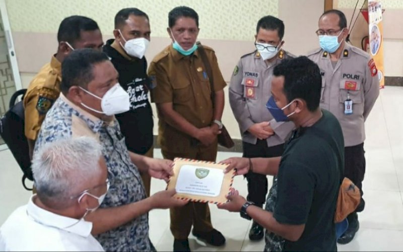 SANTUNAN. Wali Kota Tual, Adam Rahayaan, menyerahkan santunan kepada korban bom di Gereja Katedral Makassar asal Provinsi Maluku di RS Bhayangkara Makassar, Senin (5/4/2021). foto: istimewa