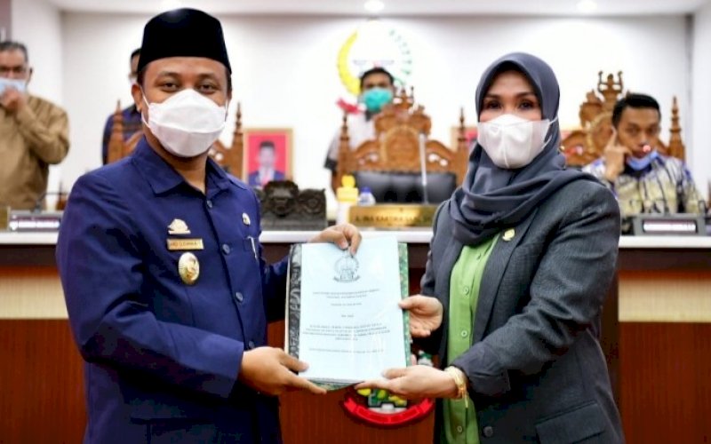 LKPJ. Plt Gubernur Sulsel, Andi Sudirman Sulaiman bersama Ketua DPRD Provinsi Sulsel Andi Ina Kartika Sari pada Rapat Paripurna DPRD Provinsi Sulsel dengan agenda pengambilan keputusan DPRD Provinsi Sulsel tentang rekomendasi atas LKPJ Gubernur Sulsel akhir tahun anggaran 2020 di DPRD Sulsel, Kamis (29/4/2021). foto: humas pemprov sulsel