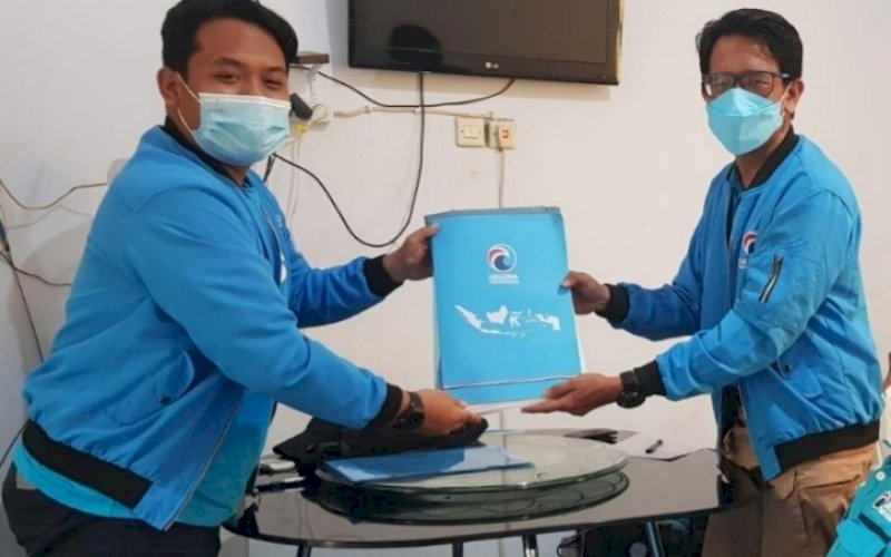 MENDAFTAR. Salah satu pemuda milenial Biringkanaya Ahmad Muzakkir mendaftar diri sebagai bacaleg/BCAD yang diterima Ketua DPD Gelora Makassar EZ Muttaqien Yunus (kanan) di Kantor DPD Gelora Kota Makassar di Jl AP Pettarani, Kota Makassar, Jumat (30/4/2021). foto: humas gelora makassar