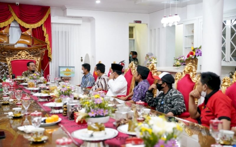 SILATURAHMI. Plt Gubernur Sulsel, Andi Sudirman Sulaiman, bersilaturahmi dengan sembilan Serikat Pekerja dan Direksi BPJS Ketenagakerjaan Wilayah Sulawesi Maluku di Rumah Jabatan Wakil Gubernur Sulsel, Jumat (30/4/2021) malam. foto: humas pemprov sulsel