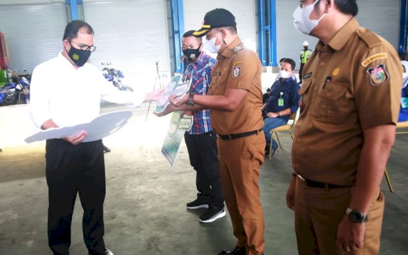 PENYERAHAN. Wali Kota Makassar Moh Ramdhan Pomanto menyerahkan secara simbolis motor sampah kepada Lurah Tallo Andi Muhammad Adri di sela-sela pertemuan dengan Pelindo IV di Kantor Cabang Makassar New Port, Jl Sultan Abdullah Raya, Kaluku Bodoa, Kecamatan Tallo, Kota Makassar, Sabtu (1/5/2021). foto: humas pemkot makassar