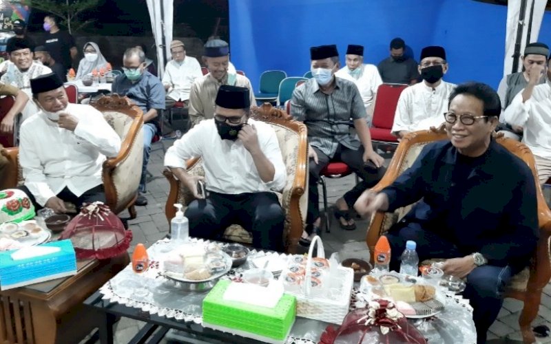 PERESMIAN. Wali Kota Makassar Moh Ramdhan Pomanto (tengah) bersama Direktur Utama PT Sucofindo (persero) Bachder Djohan Buddin (kanan) serta Pemilik/Ketua Yayayasan Panti Asuhan dan Rumah Tahfizh Al Qur'an Yayasan Haji Abdul Rachman Suyuthi H Faizal Suyuthi di sela-sela peresmian Panti Asuhan dan Rumah Tahfizh Al Qur'an Yayasan Haji Abdul Rachman Suyuthi, Sabtu (1/5/2021). foto: doelbeckz/pluz.id