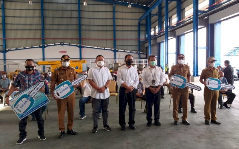 BANTUAN. Wali Kota Makassar Moh Ramdhan Pomanto, Direktur Teknik PT Pelindo IV Prakosa Hadi Takariyanto, dan Direktur Transformasi dan Pengembangan Bisnis PT Pelindo IV IM Herdianta foto bersama dengan para Lurah yang menerima bantuan motor sampah, Sabtu (1/5/2021). foto: humas pelindo IV