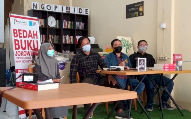BEDAH BUKU. Suasana bedah buku Jokowi Mewujudkan Mimpi Indonesia di Kopi Ide, Jl Karumpa, Kota Makassar, Minggu (2/5/2021). foto: istimewa