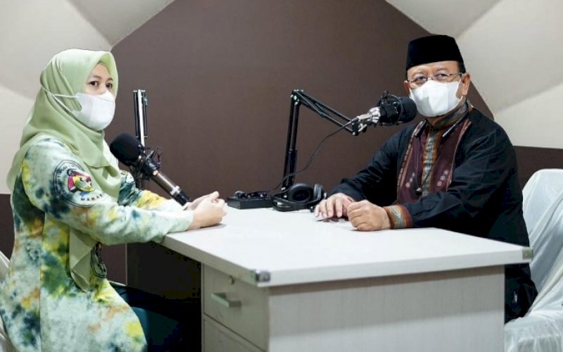 PODCAST. Kepala LLDiki Wilayah IX Prof Jasruddin saat menjadi bintang tamu pertama di rumah hobbit (podcats) STIK Yapma, Minggu (2/5/2021). foto: humas stik yapma