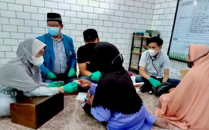 UIM PEDULI. Rektor UIM, DR Ir Hj Andi Majdah M Zain MSi (kiri), memimpin langsung Program UIM Peduli Ramadan, Minggu (2/5/2021). foto: humas uim