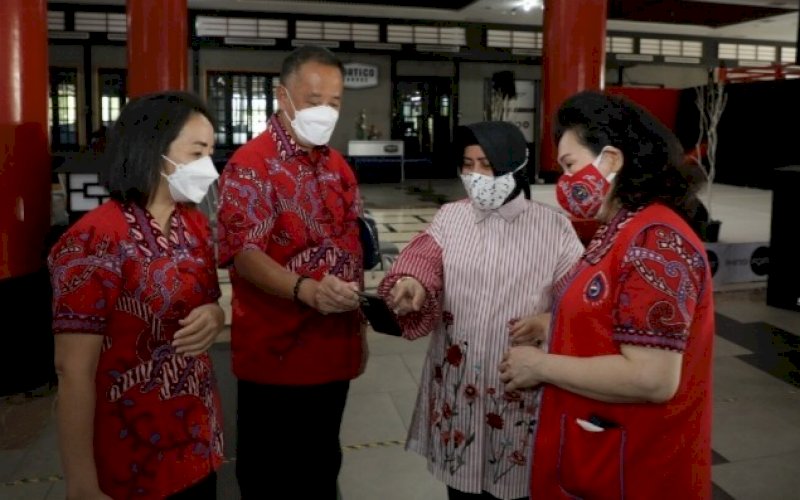 DONOR DARAH. Ketua TP PKK Kota Makassar, Indira Jusuf Ismail (kedua kanan), donor darah yang digelar Paguyuban PSMTI pada bulan Ramadan di Mal Phinisi Point (PIPO) Makassar, Minggu (2/5/2021). foto: humas pemkot makassar