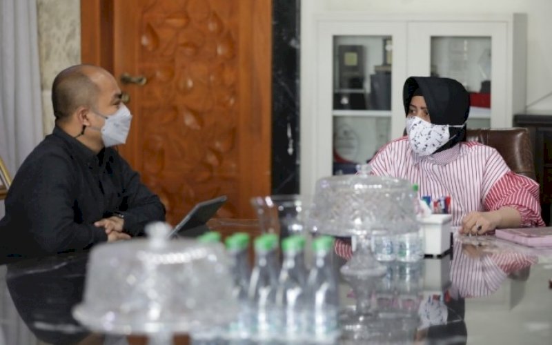 KUNJUNGAN. Ketua TP PKK Kota Makassar Indira Jusuf Ismail menerima kunjungan Plh Kepala Dinas Pariwisata Kota Makassar Muhammad Roem membicarakan persiapan CBFW ke-6 di kediaman Wali Kota Makassar, Minggu (2/5/2021). foto: humas pemkot makassar