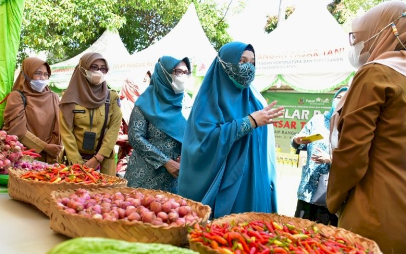 PEMBUKAAN. Ketua Tim Penggerak PKK Sulsel, Naoemi Octarina (kedua kanan), mengunjungi stan di sela-sela pembukaan Gelar Pangan Pasar Tani di Jl Amirullah, Kota Makassar, Senin (3/5/2021). foto: humas pemprov sulsel
