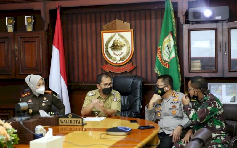 RAKOR. Wali Kota Makassar Moh Ramdhan Pomanto bersama Forkopimda mengikuti rakor bersama seluruh kepala daerah se-Indonesia dipimpin langsung Medagri Tito Karnavian secara virtual di Ruang Kerja Wali Kota Makassar, Kantor Balai Kota Makassar, Senin (3/5/2021). foto: humas pemkot makassar
