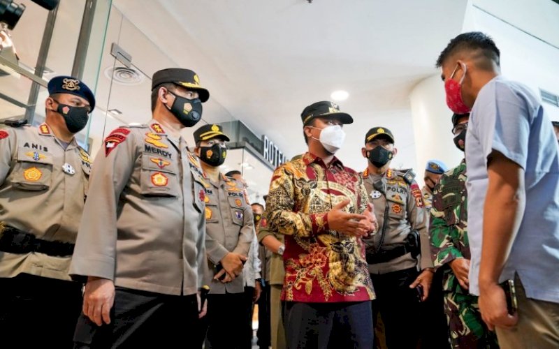 SIDAK. Plt.Gubernur Sulsel Andi Sudirman Sulaiman bersama Kapolda Sulsel Irjen Pol Merdisyam dan Inspektur Kodam (Irdam) XIV/Hasanuddin Brigjen TNI Purbo Prastowo melakukan sidak di Mal Panakkukang, Makassar, Senin (3/5/2021). foto: humas pemprov sulsel