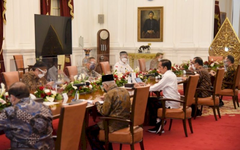 RAPAT TERBATAS. Rapat Terbatas yang dipimpin oleh Presiden RI Joko Widodo (Jokowi) membahas pengembangan budidaya sarang burung walet dan tanaman porang di Jakarta, Selasa (4/5/2021). foto: humas setkab