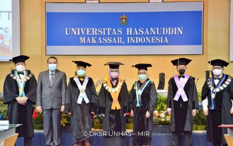 PENGUKUHAN. Suasana pengukuhan tiga profesor menjadi guru besar yang digelar dalam Rapat Paripurna Senat Akademik Unhas di Ruang Senat Akademik Unhas, Kampus Tamalanrea, Makassar, Selasa (4/5/2021). foto: istimewa