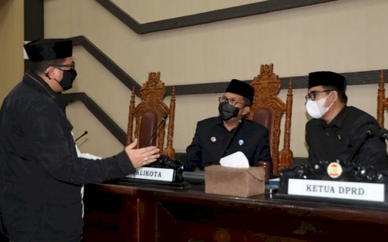 PENETAPAN RENJA. Wali Kota Makassar, Moh Ramdhan Pomanto (tengah), menghadiri penetapan Renja Pemkot Makassar di Kantor DPRD Kota Makassar, Rabu (5/5/2021). Tampak Ketua DPRD Kota Makassar, Rudianto Lallo (kanan). foto: humas pemkot makassar