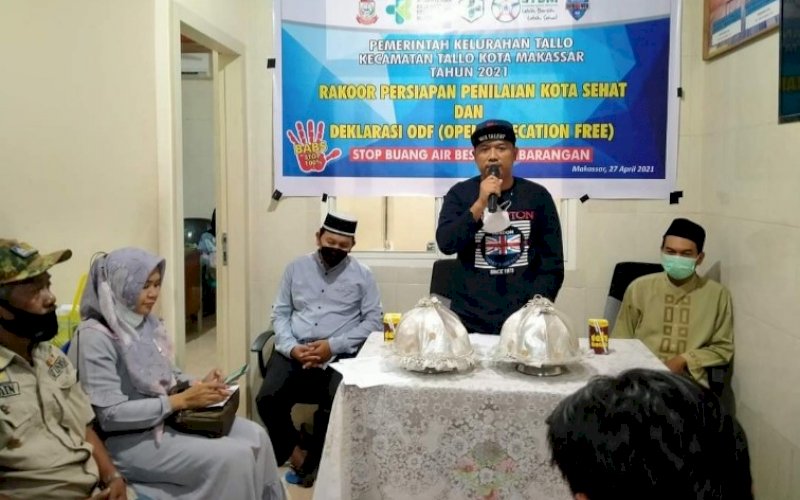 PIMPIN RAPAT. Lurah Tallo, Andi Muhammad Adri, memimpin rapat koordinasi semua elemen kelurahan tentang persiapan penilaian kota sehat dan Deklarasi ODF (Opening Defecation Free) Stop Buang Air Besar Sembarang di Kantor Lurah Tallo, Kecamatan Tallo, Kota Makassar. foto: kelurahan tallo 