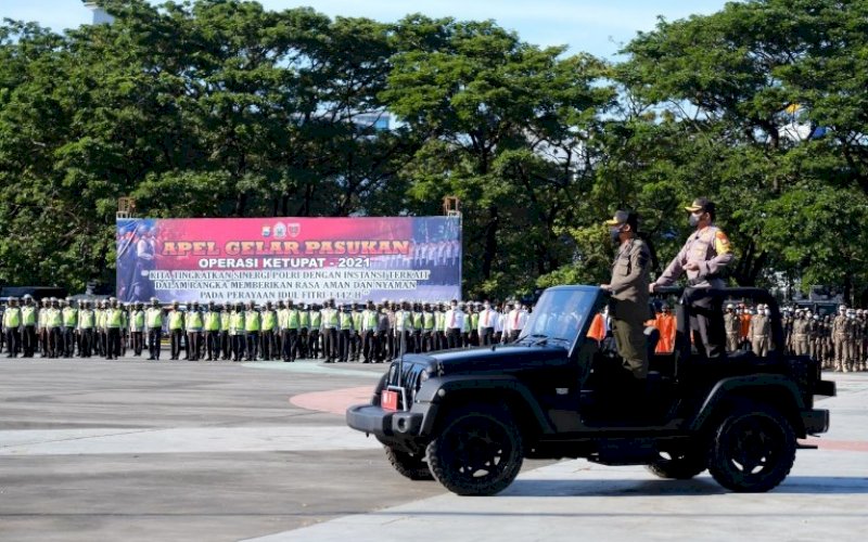 PANTAU PASUKAN. Plt Gubernur Sulsel Andi Sudirman Sulaiman didampingi Kapolda Sulsel Irjen Pol Merdisyam memantau pasukan saat pimpinan Apel Gelar Pasukan Operasi Ketupat 2021 di Lapangan Karebosi Makassar, Rabu (5/5/2021). foto: humas pemprov sulsel