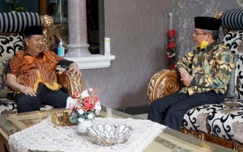 SILATURAHMI. Tokoh senior Partai Golkar Provinsi Sulsel Mayjen TNI (Purn) Amin Syam (kiri) menerima kunjungan silaturahmi Ketua Golkar Sulsel Taufan Pawe di kediaman pribadinya di Perumahan Azalea, Kota Makassar, Rabu (5/5/2021). foto: istimewa