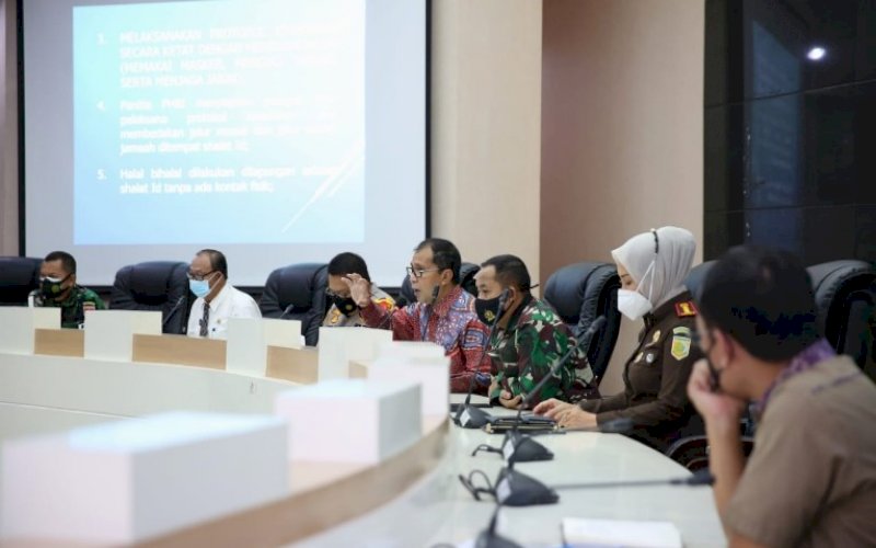 PIMPIN RAPAT. Wali Kota Makassar, Moh Ramdhan Pomanto, memimpin rapat koordinasi bersama jajaran Forkopimda Makassar dalam rangka persiapan Salat Idulfitri 1442 H/2021 M di Ruang Sipakatau Kantor Balai Kota Makassar, Kamis (6/5/2021). foto: humas pemkot makassar