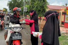 Bhayangkari Brimob Bone Bagi Takjil ke Pengguna Jalan