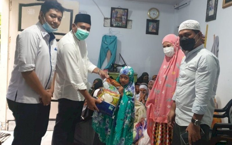 SERAHKAN BANTUAN. Ketua DPP Inkindo Sulsel, Satriya Madjid, menyerahkan bantuan kepada anak yatim di salah satu panti asuhan pada program Amaliyah Ramadan-Inkindo Berbagi 1442 H/2021 M, Kamis (6/5/2021). foto: istimewa