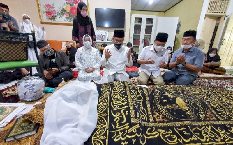 MELAYAT. Wali Kota Makassar Moh Ramdhan Pomanto bersama Ketua TP PKK Makassar Indira Jusuf Ismail melayat ke rumah duka Almarhum Ichwan Jacub, Sekretaris Dinas (Sekdis) Kebudayaan Kota Makassar, Jumat (7/5/2021). foto: humas pemkot makassar
