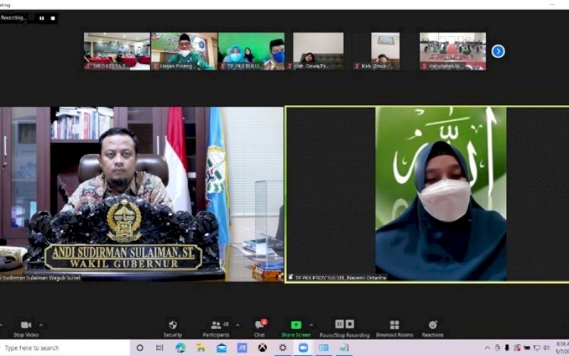 LOMBA. Plt Gubernur Sulsel Andi Sudirman Sulaiman bersama Plt Ketua Tim Penggerak PKK Sulsel Naoemi Octarina mengikuti pembukaan Lomba Tahfizh Al Qur'an dan Hadis secara virtual dari Rujab Wakil Gubernur Sulsel, Jumat (7/5/2021). foto: humas pemprov sulsel