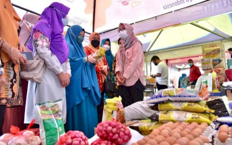 PASAR MURAH. Plt Ketua Tim Penggerak PKK Provinsi Sulsel, Naoemi Octarina (kedua kiri), memantau stan usai membuka secara resmi Pasar Murah Peduli Rakyat di Halaman Kantor TP PKK Sulsel, Jl Masjid Raya, Makassar, Jumat (7/5/2021). foto: humas pemprov