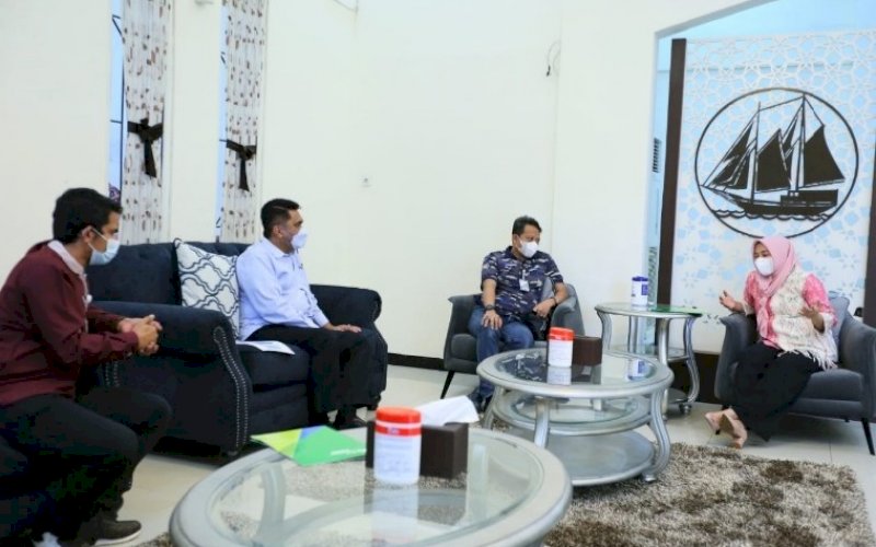 SAMBUTAN. Wakil Wali Kota Makassar, Fatmawati Rusdi, menyambut kunjungan rombongan BPJS Ketenagakerjaan (BPJSTK) di Rumah Jabatan Wakil Wali Kota Makassar, Jumat (7/5/2021). foto: humas pemkot makassar