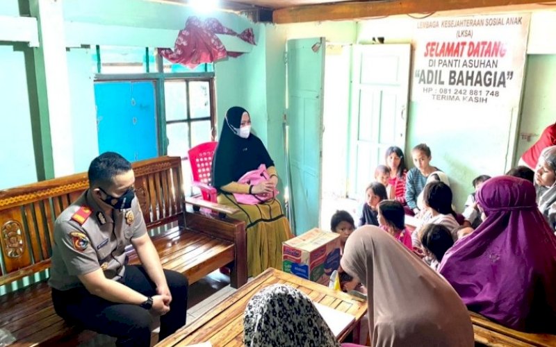 BERBAGI. Mantan Koorspripim&nbsp;Polda Sulsel, Kompol Ade Hermanto, melakukan bakti sosial dengan mengunjungi Panti Asuhan Adil Bahagia di Jl Toddopuli I, Kelurahan Kassi-Kassi, Kecamatan Rappocini, Kota Makassar, Sabtu (8/5/2021). foto: istimewa