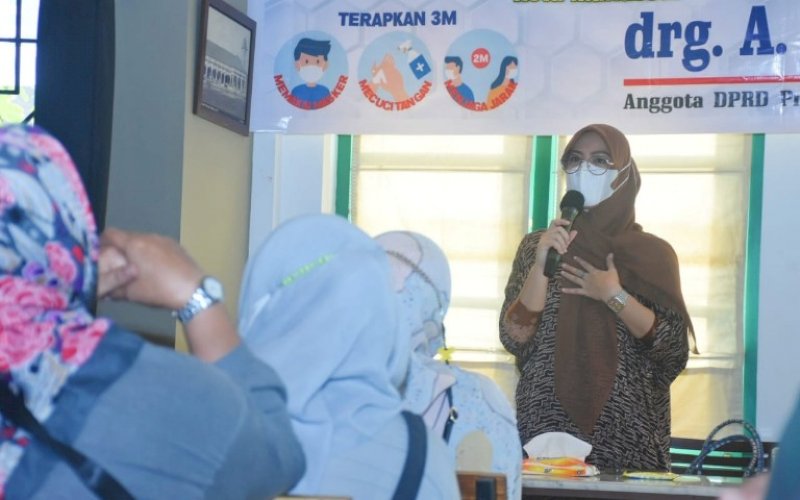 RESES. Anggota DPRD Sulsel, Andi Rachmatika Dewi, menggelar reses masa persidangan ketiga tahun anggaran 2020-2021 di Kelurahan Maricaya, Kecamatan Makassar, Kota Makassar, Sabtu (8/5/2021). foto: istimewa