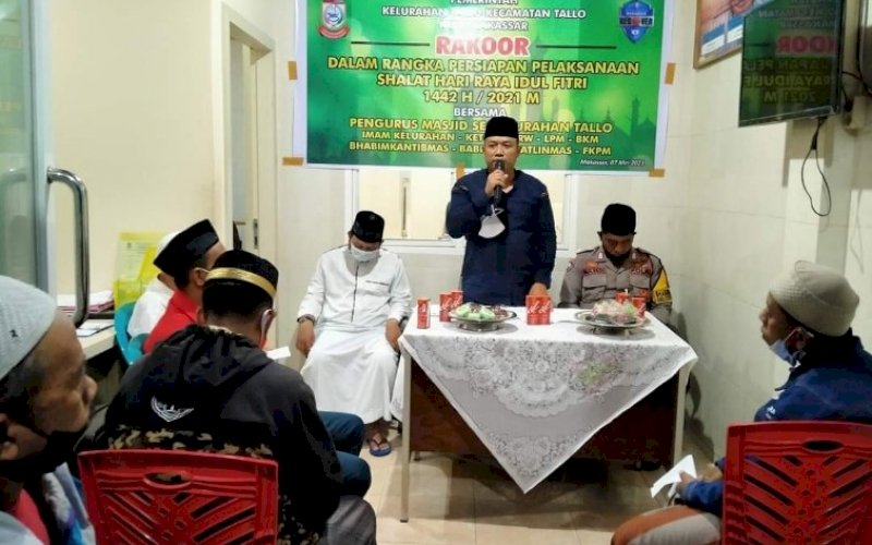 PIMPIN RAKOR. Lurah Tallo, Andi Muhammad Adri, memimpin rakor bersama seluruh perangkat kelurahan di Kantor Lurah Tallo, Jumat (7/5/2021) malam. foto: kelurahan tallo