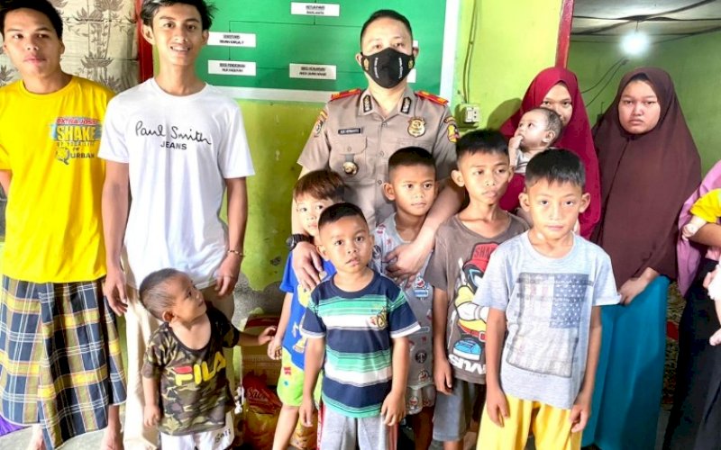 BERBAGI. Mantan Koorspripim&nbsp;Polda Sulsel, Kompol Ade Hermanto, melakukan bakti sosial dengan mengunjungi Panti Asuhan AL Muallaf di Jl Tamalate III, Kelurahan Mapala, Kecamatan Rappocini, Kota Makassar, Sabtu (8/5/2021). foto: istimewa