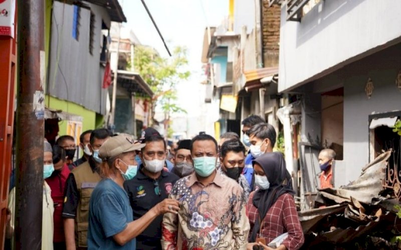 BAWA BANTUAN. Plt Gubernur Sulsel, Andi Sudirman Sulaiman, mengunjungi sekaligus membawa bantuan ke lokasi kebakaran di Jl Tinumbu, Lorong 149, Kelurahan Layang, Kecamatan Bontoala, Kota Makassar, Minggu (9/5/2021). foto: humas pemprov sulsel