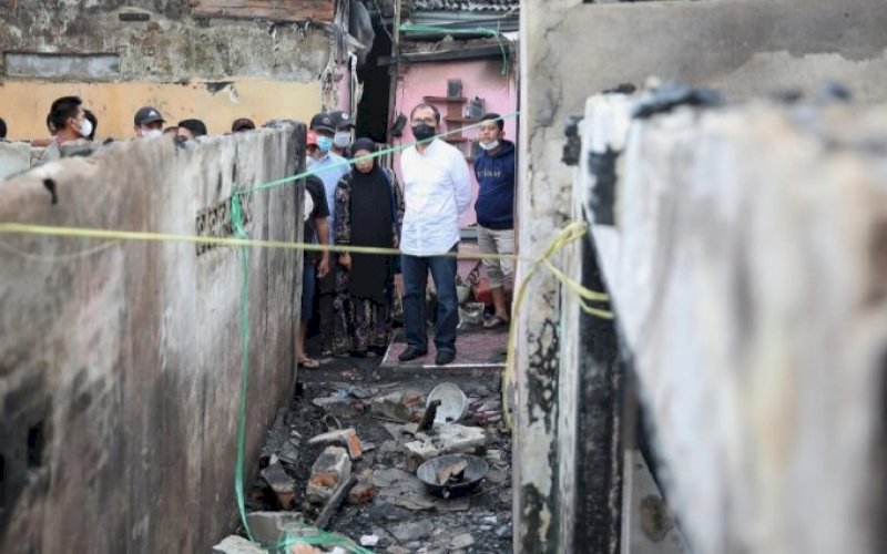 TINJAU KEBAKARAN. Wali Kota Makassar, Moh Ramdhan Pomanto, berada di tengah-tengah puing kebakaran di pemukiman padat penduduk di Jl Tinumbu tepatnya di lorong 148 hingga ke lorong 149, Kelurahan Layang, Kecamatan Bontoala, Kota Makassar, Minggu (9/5/2021). foto: humas pemkot makassar