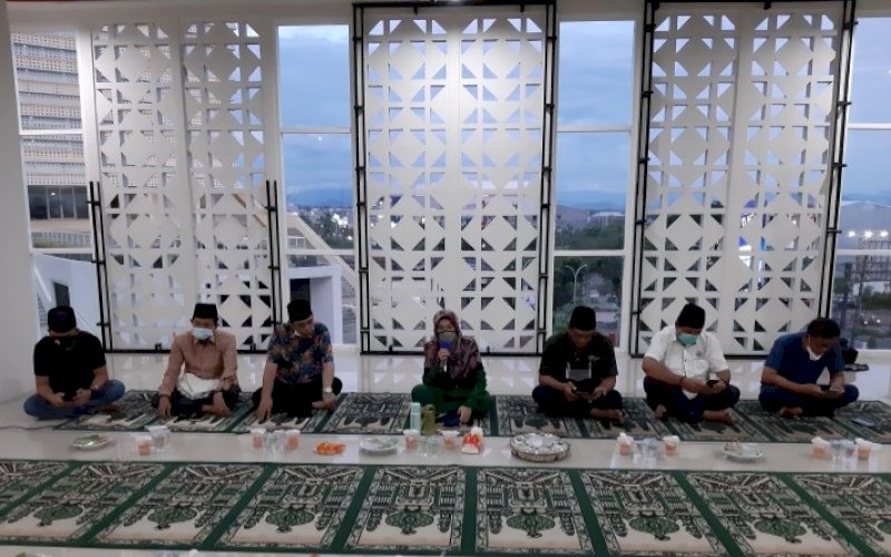 SAMBUTAN. Rektor UIM, DR Ir Hj Andi Majdah M Zain MSi (tengah) memberikan sambutan di sela-sela buka puasa bersama dengan awak media, baik cetak, online, dan televisi di Pelataran Kampus baru UIM, Minggu (9/5/2021). foto: doelbeckz/pluz.id