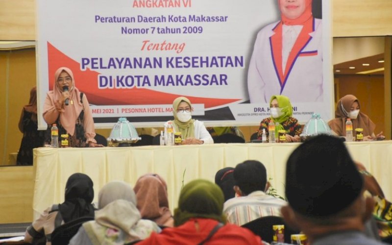 SOSIALISASI PERDA. Anggota DPRD Kota Makassar, Hj Kartini, melakukan Sosialisasi Perda Kota Makassar Nomor 7 tahun 2009 tentang Pelayanan Kesehatan di Hotel Pesonna Makassar, Sabtu (8/5/2021). foto: istimewa