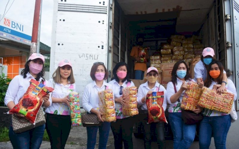 PEDULI. Pengurus Perwanti Sulsel akan menyalurkan bantuan 300 paket sembako ke masyarakat prasejahtera menjelang Lebaran Idulfitri 1442 Hijriah salah satunya di lokasi kebakaran Jl Tinumbu, Kota Makassar, Minggu (9/5/2021). foto: istimewa