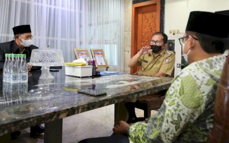 AUDIENSI. Wali Kota Makassar, Moh Ramdhan Pomanto, saat menerima audiensi PCNU Kota Makassar di kediaman pribadinya, Jl Amirullah, Kota Makassar, Senin (10/5/2021). foto: humas pemkot makassar