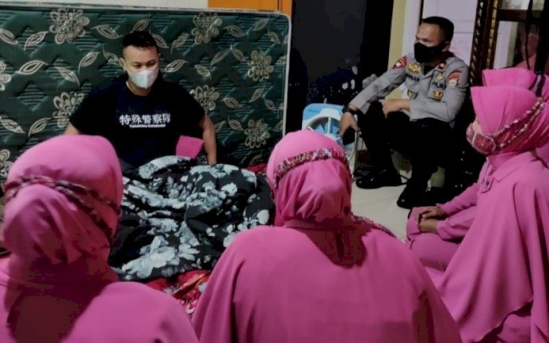 BRIMOB BERBAGI. Danyon C Pelopor Satbrimob Polda Sulsel, Kompol Nur Ichsan, bersama rombongan saat menyerahkan bantuan sosial bagi para Warakawuri dan anak-anak dari mantan personel Batalyon C Pelopor, Senin (10/5/2021). foto: humas brimob bone