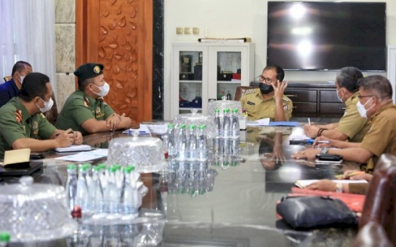 TERIMA KUNJUNGAN. Wali Kota Makassar, Moh Ramdhan Pomanto, menerima kunjungan Kepala Balai Penegakan Hukum Lingkungan Kementerian Lingkungan Hidup di kediaman pribadinya, Jl Amirullah, Kot Makassar, Senin (10/5/2021). foto: humas pemkot makassar