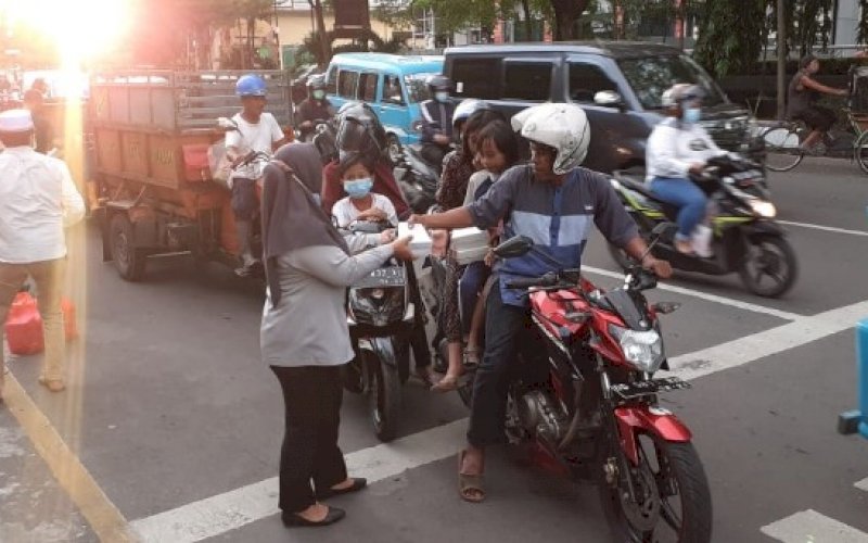 BERBAGI TAKJIL. Anggota FKHI Pemkot Makassar berbagi takjil Ramadan di depan Kantor Balai Kota Makassar, Jl Ahmad Yani, Kota Makassar, Senin (10/5/2021). foto: humas pemkot makassar