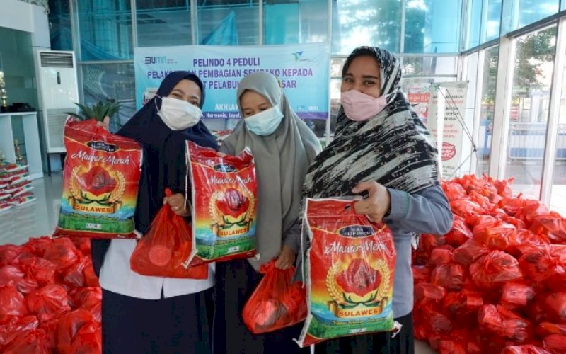 PELINDO BERBAGI. PT Pelabuhan Indonesia IV (Persero) membagikan paket sembako gratis di lingkungan Kantor Pusat, Cabang Makassar, Cabang Terminal Petikemas Makassar (TPM), Cabang Makassar New Port (MNP), dan di empat kelurahan di sekitar pelabuhan. foto: humas pelindo IV