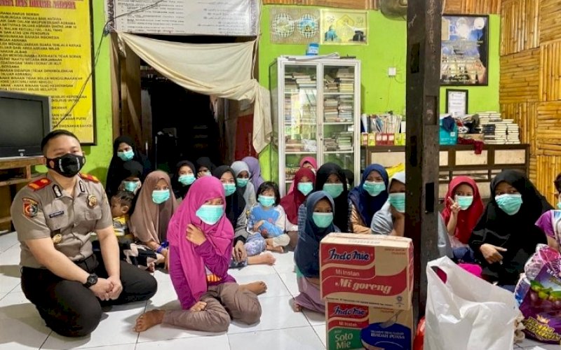 BERBAGI. Kompol Ade Hermanto saat mendatangi Panti Asuhan Jabal Rahmah di Jl Hertasning Baru, Kota Makassar, Minggu, (9/5/2021). foto: istimewa